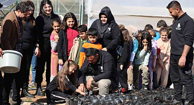 Şanlıurfa'da öğrencilerden Keten Köyneği Fıstığı ekimi