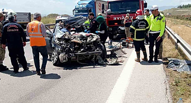 Nurdağı'ndaki kazada otomobil TIR'a çarptı: 1 ölü, 2 yaralı
