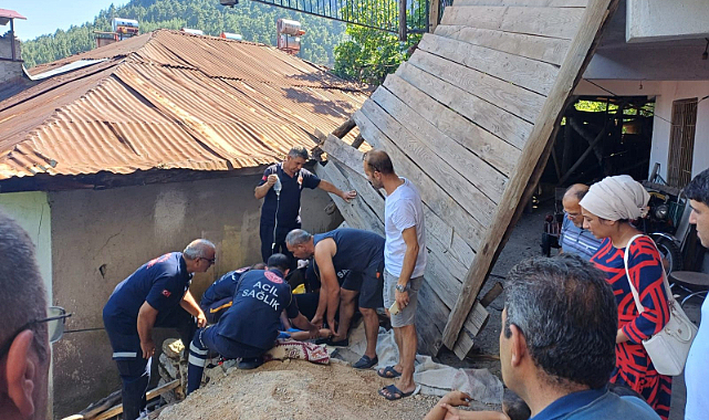 Çardak direği kırıldı, üzerindekiler aşağı düştü: 4 yaralı