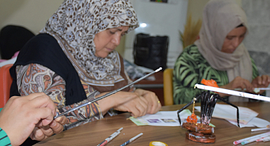  Gazete sayfaları kadınların elinde sanata dönüşüyor