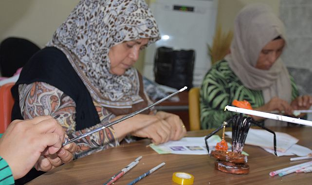 Gazete sayfaları kadınların elinde sanata dönüşüyor