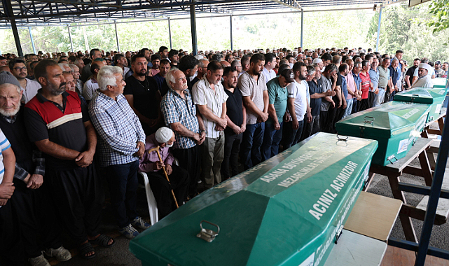 Göle düşen otomobilde hayatını kaybeden aile, gözyaşlarıyla toprağa verildi