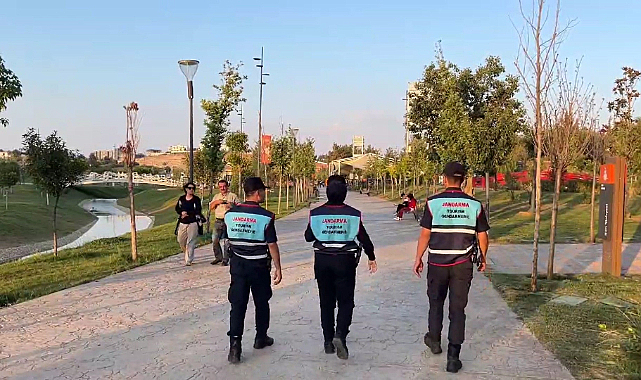 Jandarma yaya devriyesi görev başında