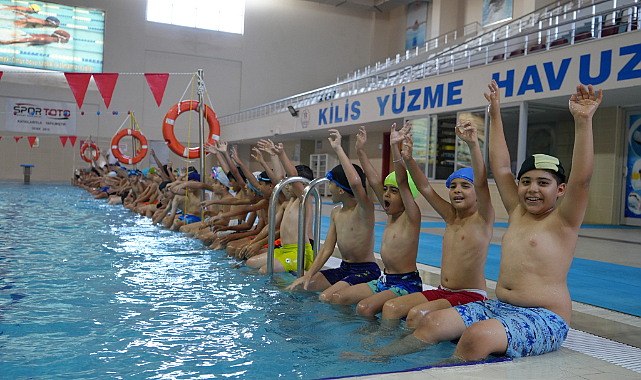 Kilis'te sıcaktan bunalanlar havuzlara akın etti