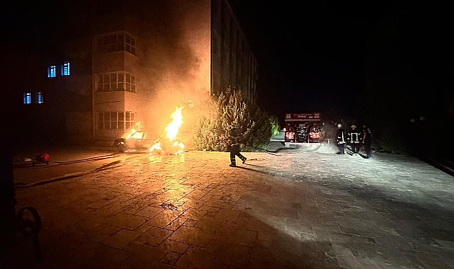 Otomobil alev alev yandı