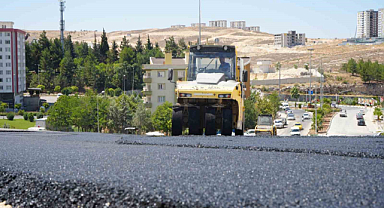 180 dereceyi aşan sıcaklıkta zorlu asfalt mesaisi