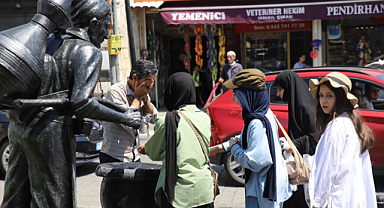 Sıcaktan bunalan vatandaşlar çareyi çeşme başında buldu