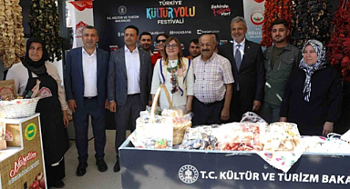 Başkan Şahin festivalde stantları ziyaret etti