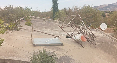 Musabeyli'de hafif hasarlı binada göçük