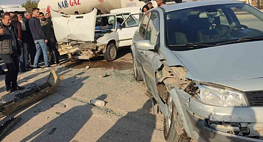 Ceylanpınar'da kavşakta 2 otomobil çarpıştı