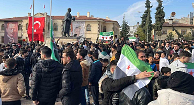 Kilis kent meydanında Suriyelilerden kutlama